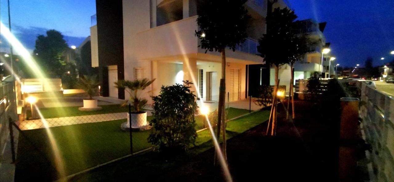 Maisonette Modena Park Exteriör bild